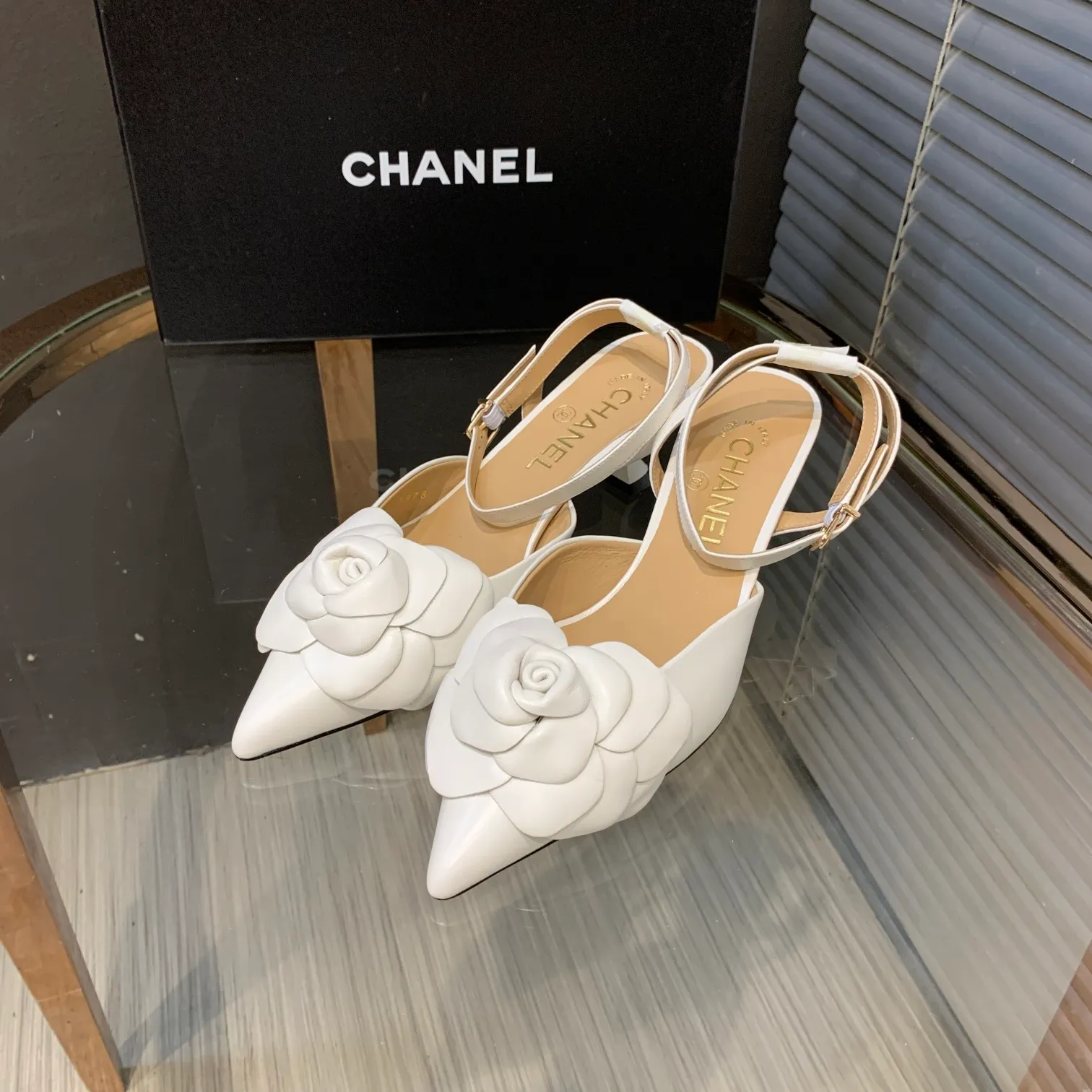 👟👟Ex-factory price 600👟👟 🍀Chanel's new flagship series of sandals in the counter are newly released 2022S summer series, exquisite retro shoes, the latest camellia flower design of Jindian Xiaoxiang on the upper is exquisite and fashionable, a popular model among domestic and foreign bloggers Upper: original Italian imported sheepskin original one-to-one sheepskin handmade camellia🌸 Inner lining: imported mixed sheepskin lining Outsole: Genuine leather outsole imported from Italy Size number: 35-39 (40, 41 customization is non-returnable) Heel height: 4cm Delivered with luxurious latest counter packaging